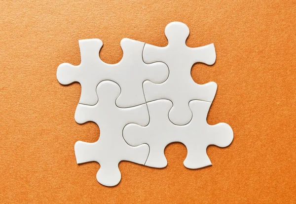 Fehér Puzzle Darabok Színes Háttér — Stock Fotó