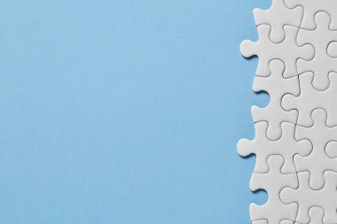 Renkli arkaplanda beyaz yapboz parçaları