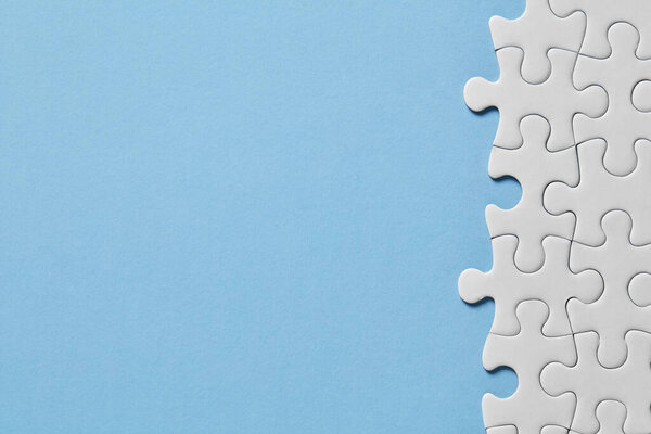 Белые части головоломки на красочном фоне