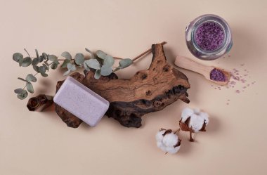 Yukarıdan gelen banyo spa ürünleri