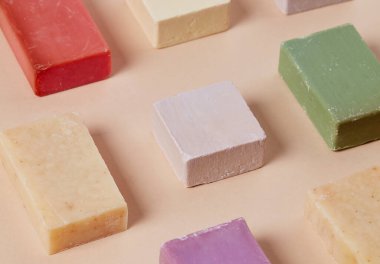Bej arka planda organik el yapımı sabunlar.
