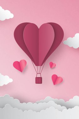 Pembe arka planda kağıttan yapılmış kalpler