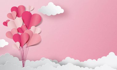 Pembe arka planda kağıttan yapılmış kalpler