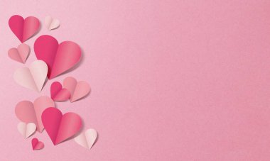 Pembe arka planda kağıttan yapılmış kalpler