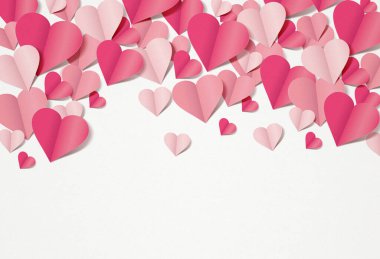 Beyaz arkaplanda kağıttan yapılmış kalpler