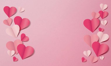 Pembe arka planda kağıttan yapılmış kalpler