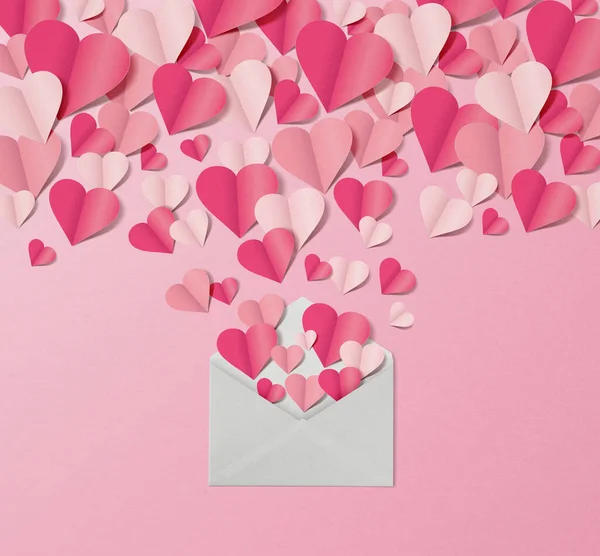 Valentýnská Kompozice Obálkou Růžovým Papírovým Srdcem — Stock fotografie