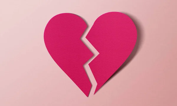 ピンクの壊れた心 分裂の概念 — ストック写真