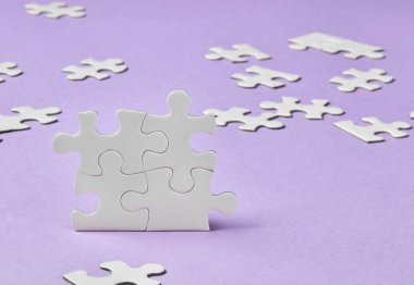 Mor arkaplanda bulmaca parçaları