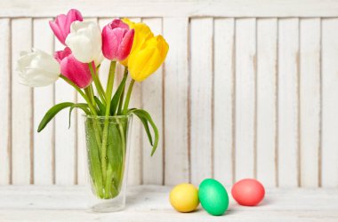 Paskalya yumurtaları ve laleler