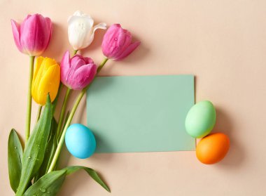Paskalya yumurtaları, kart ve laleler