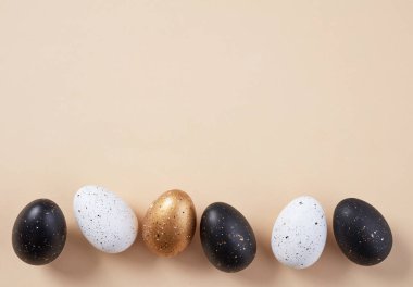 Siyah, altın ve beyaz Paskalya yumurtaları