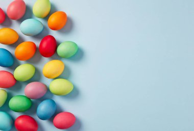 Mavi arka planda renkli paskalya yumurtaları