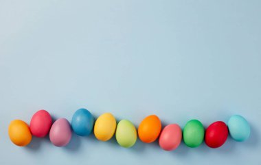 Mavi arka planda renkli paskalya yumurtaları