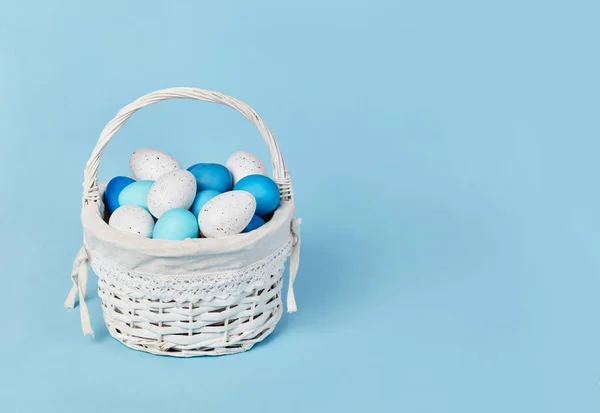 Mavi Arka Planda Paskalya Yumurtası Sepeti — Stok fotoğraf