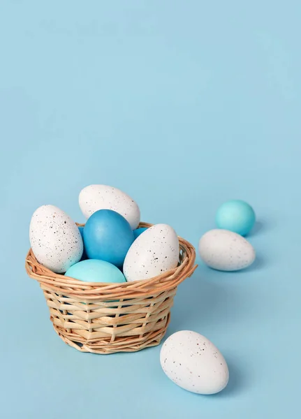Velikonoční Vejce Košík Modrém Pozadí — Stock fotografie