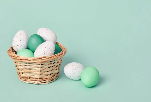 Yeşil Beyaz Paskalya Yumurta Sepeti Yeşil Arkaplanda — Stok fotoğraf