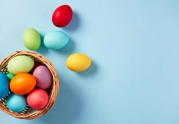 Mavi Arka Planda Renkli Paskalya Yumurtaları — Stok fotoğraf