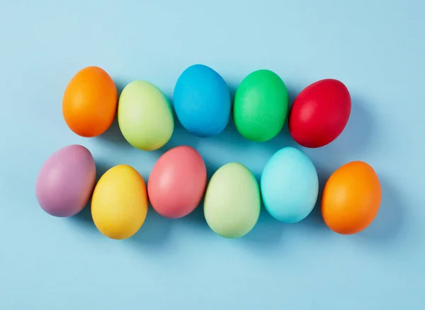 Barevné Velikonoční Vajíčka Modrém Pozadí — Stock fotografie