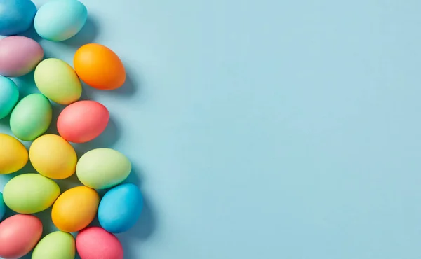 Mavi Arka Planda Renkli Paskalya Yumurtaları — Stok fotoğraf
