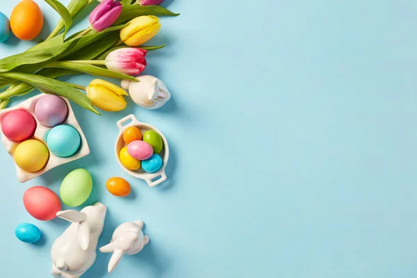 Mavi Arkaplanda Paskalya Yumurtaları Bahar Çiçekleri — Stok fotoğraf