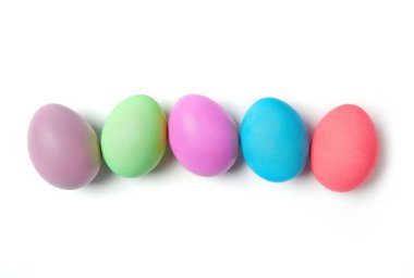 Beyaz arkaplanda çok renkli yumurtalar