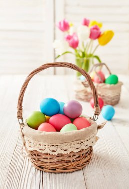 Renkli Paskalya yumurtaları ve laleler.