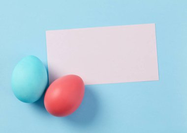 Kırmızı ve mavi yumurtalar ve Paskalya kartı