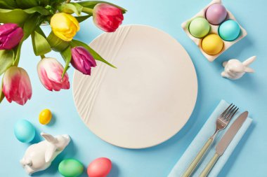 Boş tabak ve Paskalya ayarı