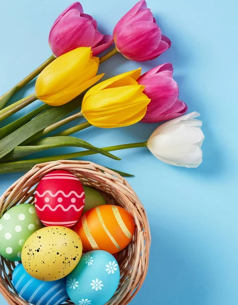 Mavi Arka Planda Çok Renkli Paskalya Yumurtaları — Stok fotoğraf