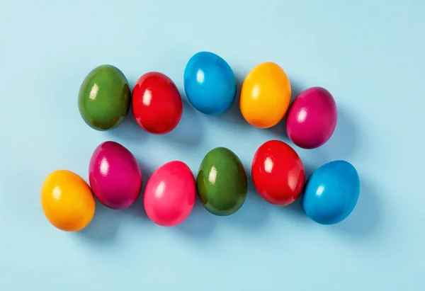 Vícebarevná Velikonoční Vajíčka Modrém Pozadí — Stock fotografie