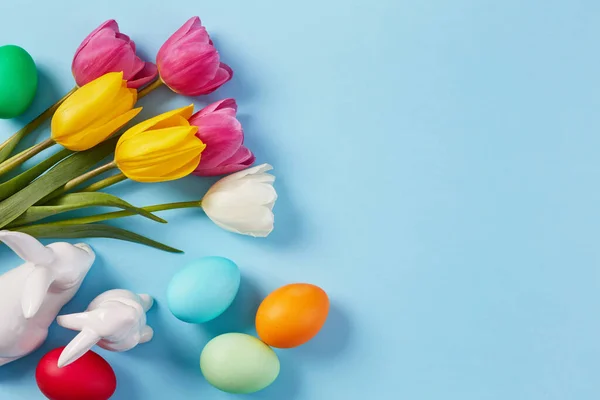 Oeufs Pâques Multicolores Sur Fond Bleu — Photo