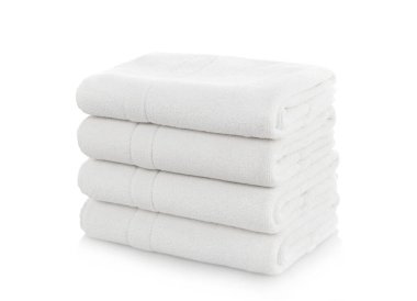 Beyaz arkaplanda katlanmış beyaz pamuk havlu yığını