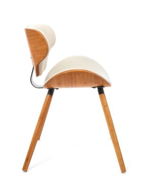 Beyaz arka planda tahta sandalye