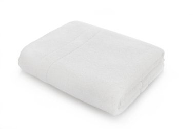 Beyaz arkaplanda katlanmış beyaz pamuk havlu