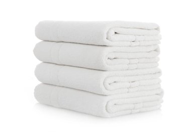 Beyaz arkaplanda katlanmış beyaz pamuk havlu yığını