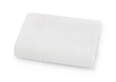 Beyaz arkaplanda katlanmış beyaz pamuk havlu