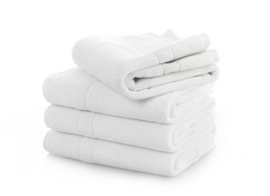 Beyaz arkaplanda katlanmış beyaz pamuk havlu yığını