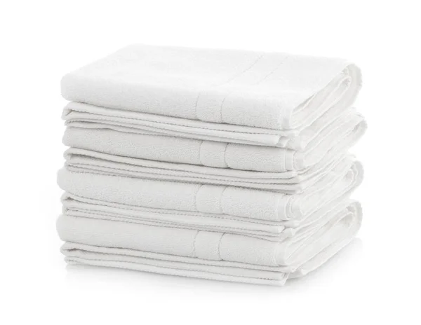 白い背景に折り畳まれた白い綿タオルのスタック — ストック写真