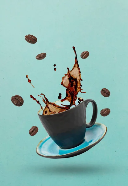 Fallende Tasse Kaffee Mit Spritzer — Stockfoto