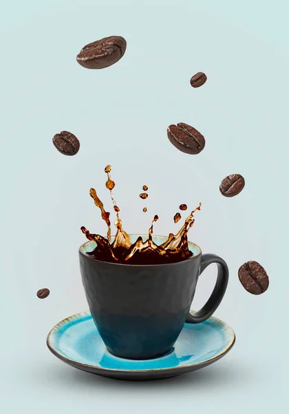 Падающая Чашка Кофе Спреем — стоковое фото