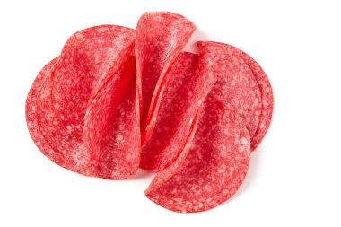 Beyaz arka planda salam dilimleri