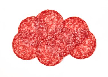 Beyaz arka planda salam dilimleri