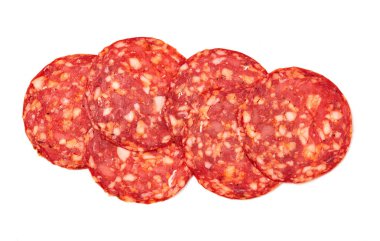 Chorizo salamı beyaz üzerine dilimler.