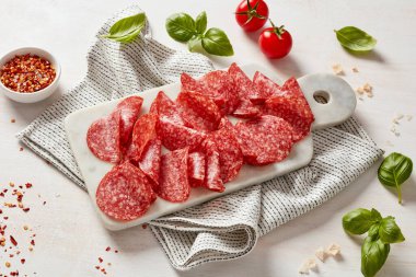 Kesme tahtasında taze kesilmiş salam.