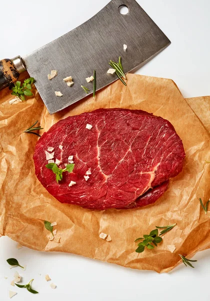 Nyers Steak Sóval Bazsalikommal — Stock Fotó