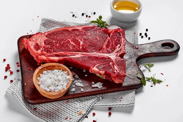 Nyers Bone Steak Vágódeszkán — Stock Fotó