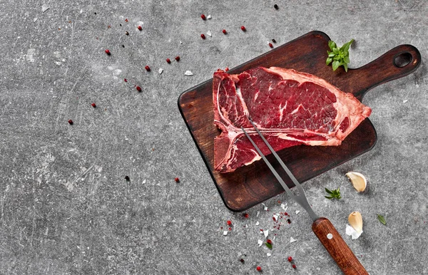 Érlelt Tomahawk Steak Fűszerekkel — Stock Fotó