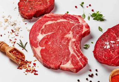 Çiğ biftek, tuz ve fesleğen.