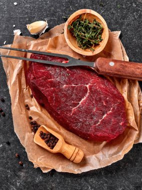 Baharat ile çiğ biftek